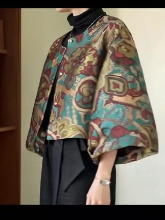 姐妹们,我身上这件小外套真的太好看了,它是属于那种比较偏休闲一点的款式,而且它上面全部都是做的这种小彩花的元素,穿起来就特别的好看!然后它的面料也是那种很舒服的料子,你们收到货之后可以看一下,真的是超值的一件衣服,喜欢的话赶紧去拍吧!
