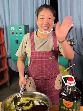 姐妹们,糯米家纯正小榨菜籽油来咯哦,无勾兑,纯正的菜籽油哦,吃起来是真的香!#优质农产品 #菜籽油 #乡村美食 #我的乡村生活