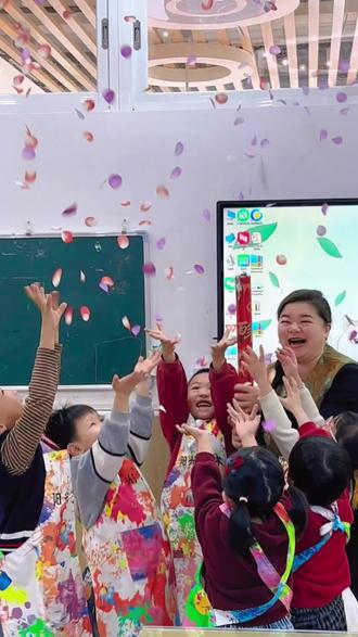 超适合冬天玩的美术游戏!
用油性蜡笔+水彩的油水分离魔法,让孩子轻松画出绚烂烟花。
步骤简单又出效果,成就感直接拉满~
想带娃解锁同款快乐吗?快来画室一起玩!#画室日常#创意美术