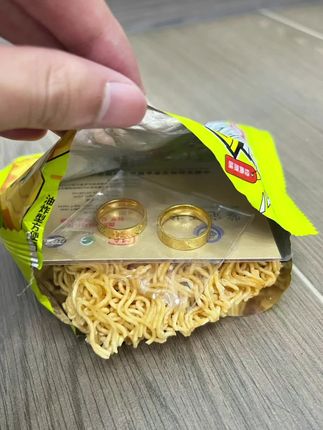哈哈哈哈哈!余校长你真配享太庙!! 有消费者吃干脆面硌掉了牙齿!老板急疯了,立马决定拿出1000万换成等价值黄金回馈所有消费者!现在买干脆面每一箱都有黄金!冲冲冲!#余校长干脆面赔了1000万#干脆面#万万没想到 #惊喜