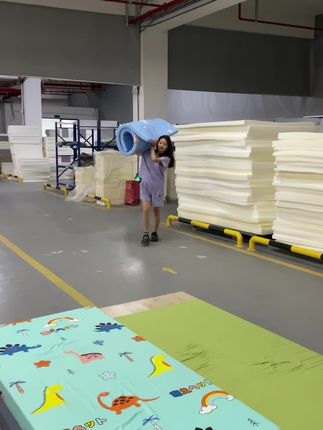 高密度回弹绵,真材实料,清晰可见,老人睡了不会腰酸背痛,孩子睡了不会影响骨骼发育,老少皆可睡,冬天保暖,夏天不闷热,四季通用,从此告别褥子,一垫搞定 #回弹绵床垫 #支持定做各种尺寸 #不用铺褥子的床垫#原创视频 #好物推荐🔥