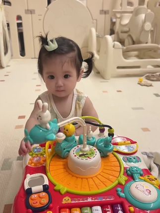 爸爸给买的这个益智早教游戏桌也太解放双手了吧,她在这玩半天了 上面有各种可以的小按键#自己玩的不亦乐乎 #哄娃神器 #游戏桌