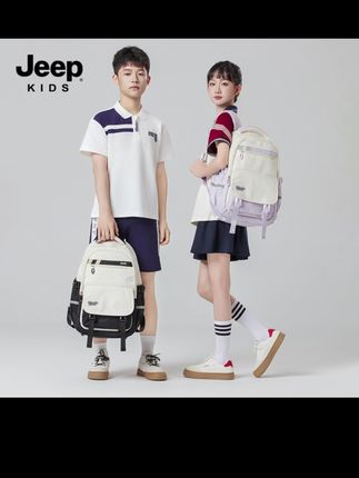 孩子开学了,赶紧给孩子备上这个双肩包吧!它是吉普大品牌的,质量特别好,而且容量很大,可以轻松装下孩子的课本、练习册和各种文具。它的背部是加厚的海绵垫,能有效减轻肩膀的压力,让宝宝背起来更舒服。整体采用简约的设计风格,百搭又好看,赶快点击链接抢购吧!