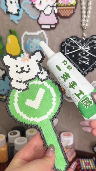 拼豆粘错牌总翘边?这款胶水嘎嘎牢固 细的胶嘴设计,沾边缘也不会溢胶,粘完还不发白不发硬,关键啊它粘完嘎嘎牢固,对新手姐妹超友好,没粘好的地方也能移动位置调整,环保配方无甲醛,透明啫喱质地清爽无异味环保无甲醛,用着安心不小心沾手上轻轻一擦就干净,还在为拼豆选胶水的姐妹,真心推荐力桑胶 #拼豆手工 #拼豆胶水 #手工胶水推荐 #力桑手工胶 #手工好物