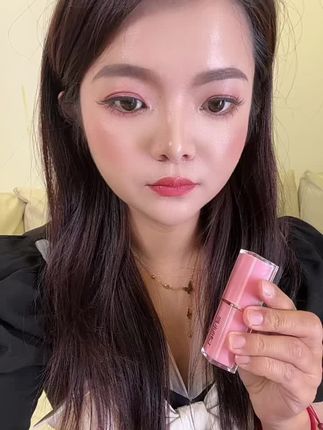 如果最近涂口红发现嘴巴起皮、那就试一下这个、妈呀原本只是想滋润一下嘴巴的、结果没想到颜色越变越好看、关键还是不沾杯的那种!简直爱死了#唇部保养 #胡萝卜温变唇膏 #千人千色温变口红