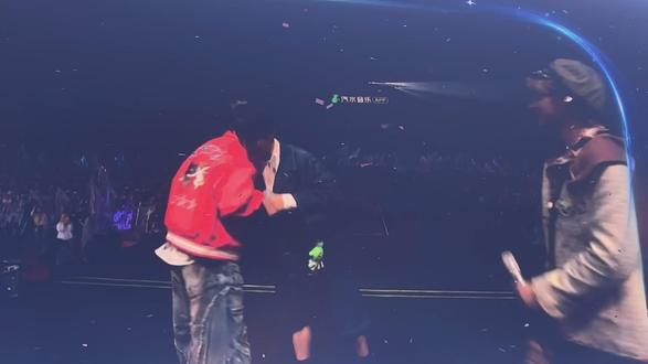 微微颤抖的镜头 是我呼之欲出的心跳#佛山汽水音乐节 #十个勤天 #蒋敦豪#鹭卓 #卓沅