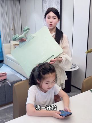 不用花大几千买学习桌的平替 随便一张桌子放上去就能用 不仅规范写字姿势 就连阅读书架都不用买了#正姿器 #学习必备 #家庭作业 #得力坐姿矫正器 #开学季