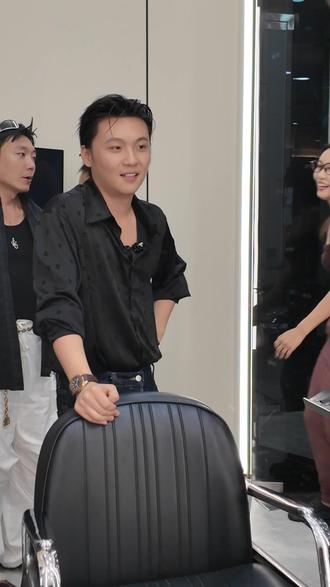 这位姐姐经常烫发染发,导致头发受损严重。
考虑到她的发质损伤,我将使用Y18精华慕斯发膜为她快速修护头发,然后使用6D光影染,做到不损伤她发质的情况下,为她定制一款完全适合她的发型!本期视频干货满满,看完你就正正懂得什么样的发型适合自己。记得保存下来多看两遍,并分享给你的好姐妹一起变美哦!#海德#海德发型设计#发质修护#精华慕斯发膜