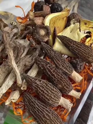天气冷了赶紧给家人炖上排骨菌菇汤,鸽子菌菇汤暖暖胃吧,汤鲜味美#菌菇汤包