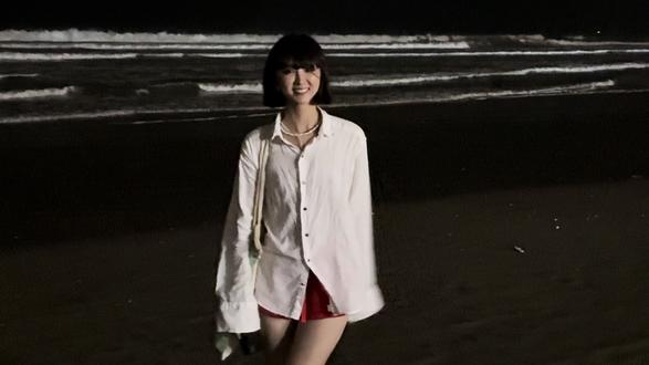 亲爱的自己,你会永远记住这一天吗? 构建自我世界的过程本就雷电交加
那不如顺便来点摇滚
没什么大不了,也没那么重要
祝自己新的一年,大胆疯,大胆做梦吧
#一起看海 #恋爱ing #2025总结 #新年愿望 #海边拍照 @DOU+小助手 @抖音小助手 @DOU+上热门