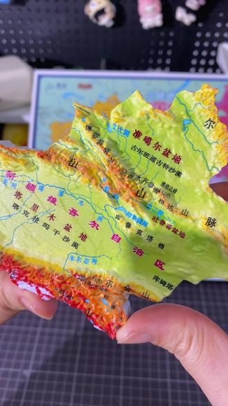 现在的拼图,让孩子玩着就把地理知识学出来了。3D场景,就把枯燥的地理知识转化成了触手可及的立体拼块,很结实的pp材质,可以玩很多年#北斗地图 #地势图 #文具安利 #立体地图