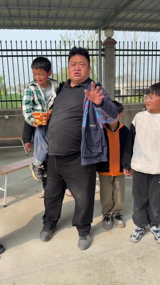 今天是个开心的日子我的好兄弟的小宝贝终于降生了,真的非常我他感到高兴,强嫂怀胎十月真是不容易,希望后面我们会越来越好越来越顺