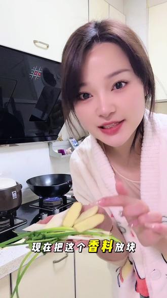 做女儿不会的事情,做了妈妈之后都会了
俗话说 想要抓住一个男人的心,首先得抓住他的胃
他喜欢吃,我就不怕麻烦的烧,今天做个卤牛腱子🤩#家庭 #厨房里的快乐