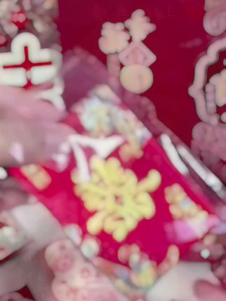 婚礼小红包袋 它真的好好看呀它是这种烫金拉丝的工艺看着就很有质感而且它还不掉色里面装上钱以后显得鼓鼓的特别可爱拿在手里也沉甸甸的很结实不会破它的尺寸刚刚好。#红包袋