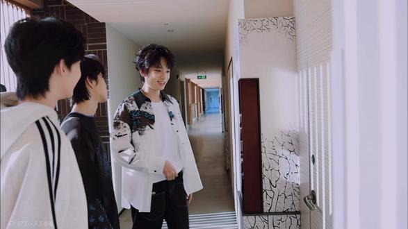 想看到的画面~王橹杰轻手轻脚走到床边,弯下腰小声喊:“师兄,起床啦,哥哥宝宝~再不起床就要迟到啦!” #王橹杰#穆祉丞