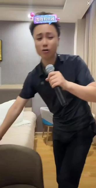 #小阿六《大风吹倒那梧桐树》,这首歌太好听了,唱出了太多人的心声,金钱是试金石,有人为了钱失去爱情,亲情,真的是没钱难买通天路,最难的时候留不住心里最想留的人,也唱出了小六一路走来的经历。