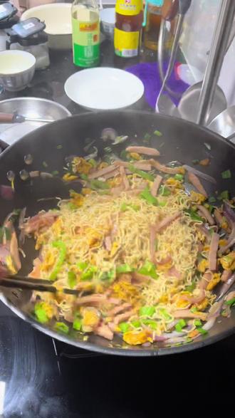 #面条的n种吃法 #教你做美食 #炒面简单好吃 #抖音二创激励计划 今天教大家做超级无敌美味的炒面,家庭版的味道不输外面的小吃街!#抖音美食创作人