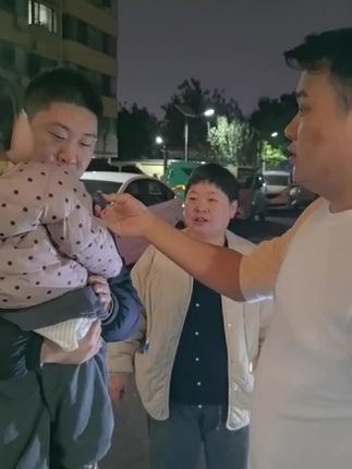 红衣大叔外出学习,儿子接着助人为乐,(长江后浪推前浪,一浪把红衣大叔拍在沙滩上)#传递正能量 #小萌娃#接胳膊