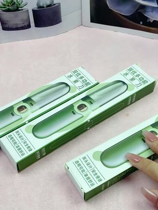 这到底是谁发明的?这么好用的水果刀,一边是削皮刀,削皮刷刷刷可顺了,另一边是水果刀,随时随地都能切水果吃。它这个中间的钮不按它就不会打开,很安全,就巴掌大小,平时放包里、车里都方便,不管在哪都能吃上没有皮的水果了,喜欢的赶紧安排吧!#好物推荐🔥 #好东西一起分享 #携带方便 #超好用 #好货推荐