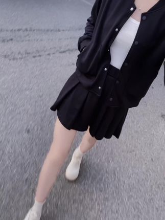 “曾经相信,简简单单的人一定会被人珍惜,善良心软的人,一定有人感激。后来,简单的人被耍,善良的人被欺,现在才明白,人越简单越容易上当,人越善良越容易受伤。”#穿搭 #休闲减龄穿搭 #运动套装 #棒球服 #棒球服穿搭