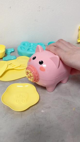 小朋友喜欢的#小猪面条机#彩泥玩具,可以制作多种小食玩,我家孩子一个人就能玩很久,也不抢我手机了!#彩泥#手工diy #过家家玩具@DOU+小助手