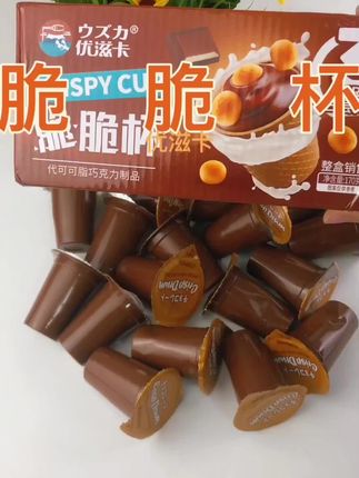 #来过来尝尝这个 #太好吃了吧 #追剧小零食推荐 #吃货必备零食,优滋卡脆脆杯,酥脆的威化桶包裹着曲奇脆和浓郁的巧克力酱,一口下去,酥脆与甜美的味道在口中交织,甜而不腻,让人回味无穷!
