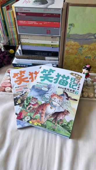 孩子玻璃心怕输?这套书帮他养出强大内心 如果你家孩子一说就掉眼泪,一遇困难就退缩,比赛只能赢不能输,你可以给他看看《笑猫日记》!
很多家长总说要培养孩子抗挫力,可翻来覆去只有一句 “你要坚强”,孩子根本听不进去。其实不用讲大道理,把这套杨红樱正版授权的《笑猫日记》漫画版放在孩子床头就够了。
书里藏着孩子成长需要的勇气密码。《蓝色的兔耳朵草》中,笑猫为治愈虎皮猫跨越千里闯险关,哪怕千辛万苦采来的草药被毁、前功尽弃,也从未停下脚步。
孩子会在故事里读懂:成长难免有挫折,失败不是终点,再试一次才是答案,坚守初心终会遇见希望。它没有空洞说教,把成长智慧藏进生动漫画里,孩子一看就入迷,远离手机的同时,还能积累作文素材、提升阅读力,悄悄养出直面风雨的强大内心。
生命的意义从来不在结果,而在那一路的坚持与付出。
#笑猫日记 #作文积累 #家庭教育 #小学生课外阅读 #挫折教育