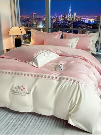 精致刺绣如诗绽放,全棉亲肤守护每寸肌肤,刺绣工艺尽显质感,为卧室筑起一方温柔雅致的休憩天地,在每一个晨昏,都能拥入纯棉的细腻与刺绣的浪漫 #温暖的小窝 #柔软亲肤 #性价比超高 #高端轻奢四件套 #刺绣工艺