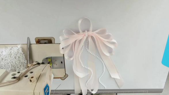 少女的浪漫,藏在这一抹粉色中。手工打造的蝴蝶结,为婚车增添一份优雅与甜蜜。🌸 #法式蝴蝶结 #粉色蝴蝶结 #婚车装饰蝴蝶结 #手工diy