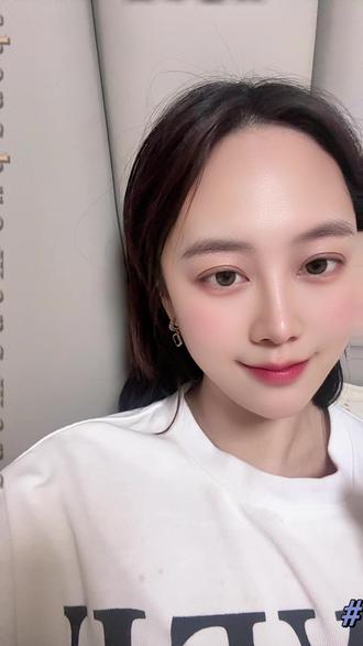 看完《错过了,遗憾吗?》我沉默了很久。其实我们终其一生,都会遇到几个爱而不得的人。遗憾肯定有,但回头去看,相遇的瞬间就已经足够美好了。总有人问,错过的人该不该念念不忘?这部电影给出了最温柔的答案。不是所有缘分都能圆满,接受遗憾,不再纠缠,才能带着过往,继续往前走。放过回忆,也放过自己吧。#错过了遗憾吗 #电影观后感 #情感共鸣 #爱而不得 #情感唠嗑日常