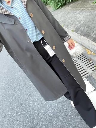 后来才发现,和喜欢的人在一起,除了喜欢没有一件事顺心,和不喜欢的人在一起,除了没有心动,做什么都很轻松。#155小个子穿搭 #风衣外套中长款