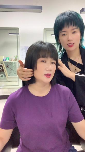 头发的颜色分为:冷色和暖色,如果不知道怎么区分,那就看明显和不明显吧,比如这款晚上看就像黑的,其实是冷色 抖音