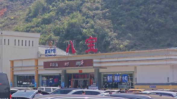 广昆高速八宝服务区爆满