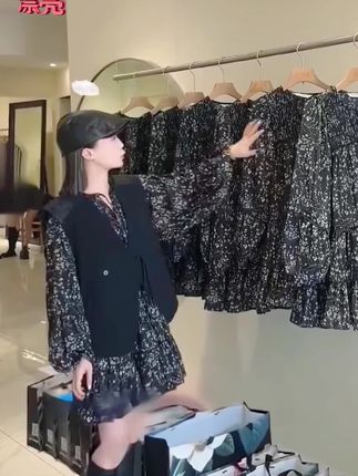 #上热门~姐妹们,这条碎花裙真的好适合秋天啊!它是这种宽松版型的,很藏肉肉,微胖姐妹也能轻松驾驭。面料柔软亲肤,上身特别舒服,单穿或者搭配外套都很好看,喜欢的姐妹赶紧冲#洋气时尚碎花连衣裙#宽松版型不挑身材 #谁穿谁好看不分年龄段 #美出高级感 @巨量千川