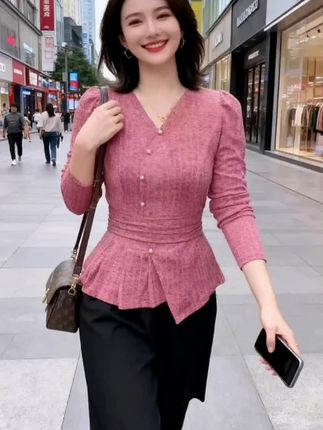 姐妹们,秋天到了,衣柜里一定要有一件这样的打底衫,它是今年的新款,非常时尚又洋气,而且特别百搭,不管是搭配裙子还是裤子都很好看,宽松的版型很显瘦,尤其是这个V领的设计,真的太美了!喜欢的朋友赶紧点击下方链接下单吧,这么好的衣服千万别错过了!#无限回购的宝藏单品#dou+小助手上热门
