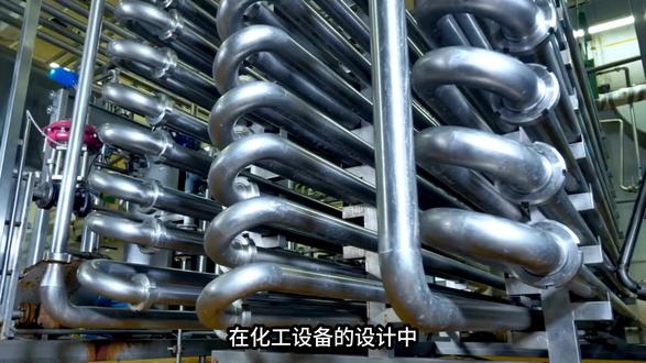 从“经验选材”到“数据选材”:选材方法论演进 在化工设备的设计中,换热管的材质选择一直是一项关键决策。传统上,这项工作高度依赖设计人员的个人经验——参考过往类似项目的选材案例,结合工艺条件做出判断。经验固然宝贵,但其局限性也显而易见:每个项目的介质成分、操作温度、压力波动都有所不同,简单类比可能遗漏关键差异。
近年来,选材方法论正在经历从“经验驱动”向“数据驱动”的转变。腐蚀速率计算模型的引入,为定量评估材料在特定工况下的耐腐蚀性能提供了工具。通过输入介质成分、温度、压力等参数,模型可以预测不同材料的年腐蚀速率,帮助设计人员在多个候选方案中进行比较。
材料数据库的发展,进一步丰富了选材的依据。国内外相关机构和企业建立了涵盖多种金属材料在不同工况下腐蚀数据的数据库,设计人员可以查询到类似工况下的历史数据,作为选材参考。这种“数据支撑”的选材方式,相比单纯依赖个人经验,具有更强的可追溯性和可验证性。
当然,数据选材并非替代经验,而是对经验的补充和验证。腐蚀模型的计算结果需要结合工程实践进行解读,数据库中的历史数据也需要判断其与当前项目的相似度。但无论如何,从经验到数据的演进,正在使选材决策变得更加科学、透明。
对于化工企业而言,这意味着在设备投资决策中可以拥有更充分的依据,也更容易在项目团队内部达成共识。数据不会说谎,而一套完整的选材数据链,本身就是设计质量的重要保障。