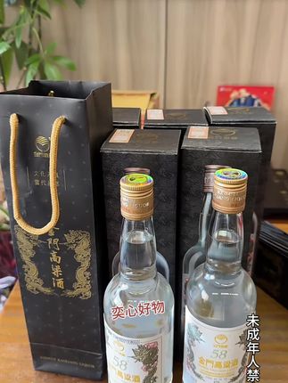 金门高粱酒58度台湾产 今天给大家推荐一款来自宝岛台湾的金门高粱酒,双龙系列,五十八度,清香型,一九六二年开基酒,历经六十年的风雨洗礼,独特的金门风味经久不衰。瓶身采用的是白瓷瓶,尽显高贵典雅,非常适合用来送礼收藏。喜欢喝纯粮清香型白酒的朋友千万不要错过!#酒文化 #金门高粱酒 #纯粮酿造 #严选好物 #白酒