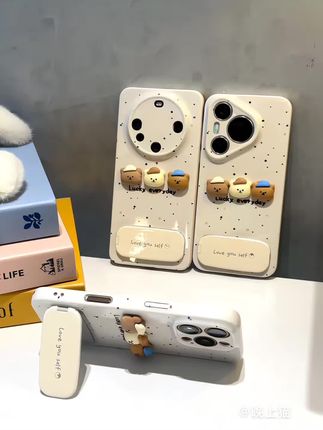 谁能抗拒这三只萌趣小熊支架手机壳呀~支架撑开还能作补妆镜呢!好闺蜜就凭咱俩这交情你会给我安排的对吧!#爱了爱了 #仙女必备 #这也太养眼了 #这手机壳真戳我心窝子 #快转发给你的闺蜜