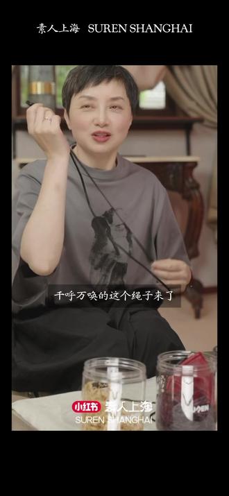 小菱角加长绳教程|一根绳,换一种背法 小菱角,原本是一只精巧的收纳包。
挂在包上是点睛的包挂,握在手里是玲珑的小手包。
但我们想让它更自由一些——
于是有了这两根加配的长绳:
一根皮绳,温润;一根蜡绳,质朴。
▫️
安装很简单,两个步骤:
第一步: 将长绳的一端,固定在拉链旁的皮料扣袢上。
第二步: 将绳的另一端,从包身侧面预留的孔位穿入,从内侧拉出后,在拉链皮料处打一个结实的结。
完成。
▫️
长短可自由调节,风格随心情切换。
皮绳的温润适合通勤,蜡绳的质朴适合周末。
一只小菱角,就这样拥有了斜挎的新身份。
▫️
小包虽小,却“见微知著”。
每一处打角、每一道缝线,
都延续着素人对工艺的偏执。
多色可选,百搭不挑衣橱。
▫️
你可以背着它去买花、喝咖啡、散步,
也可以继续把它挂在大包上,做个安静的配角。
一只小包的自由,就在于——
它愿意陪你,以你喜欢的任何一种方式。
#素人上海 #小菱角包 #斜挎包教程 #choju #丘峻