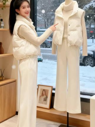 #姐妹们快看这件羽绒棉服马甲,真的太绝了!它是立领的设计,超级保暖,而且还是免洗免烫的,超级方便,非常适合我们这种懒人。它的版型是那种宽松显瘦的,上身特别好看。