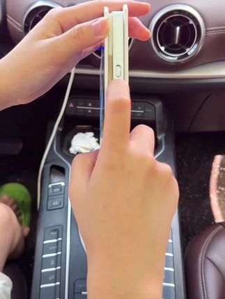 如果你家孩子九月份上一年级,家长一定要给孩子做学前辅导,不妨试试这本有声启蒙早教机,它不仅包含了小学一年级的全部内容,还有同步英语、古诗词、数学启蒙等六大知识体系,让孩子在家就能提前学习,充电款设计随时随地都能开启学习模式。