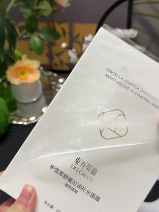 换季肌肤闹情绪,一片#积雪草舒缓清润补水面膜 安抚脆弱肌。采用积雪草加天丝纤维制成温和面膜纸,紧紧锁住精华液,将水分直接输送至干燥肌肤深处。敷完后啊,肌肤水油平衡,t区啊,不再泛油光,两颊水润细腻状态超在线!敷一片积雪草面膜,给肌肤一场舒缓清润的治愈之旅,快来体验吧!#积雪草面膜 #面膜 #面部保养 #养肤护肤