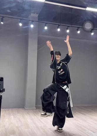 这个66跳EiEi真的帅爆了!梦回偶练!!!亮司现学现跳,夯爆了!!!@亮司 #亮司 #亮司直播 #eiei #跳舞 #直播切片