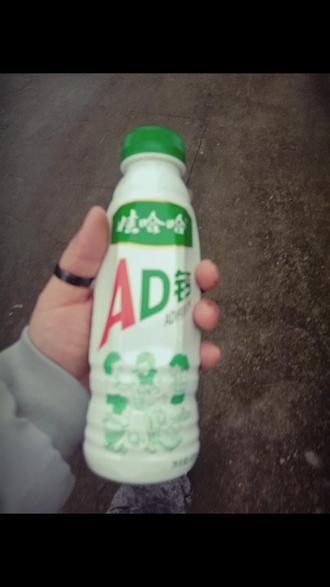 什么情 什么爱 泪水打湿了我的AD钙 小时候缺钙 长大了缺爱 不如来一口AD钙 一边补钙 一边补爱