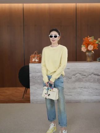 这件衣服真的是太漂亮了,它是羊绒加绵羊毛的,而且是设计师款,可以百搭各种风格的衣服裤子,特别好看!关键是它的面料是定制的颜色,真的非常难得,喜欢的朋友千万不要错过。#毛衣 #一同 #谁穿谁好看系列 #时尚穿搭