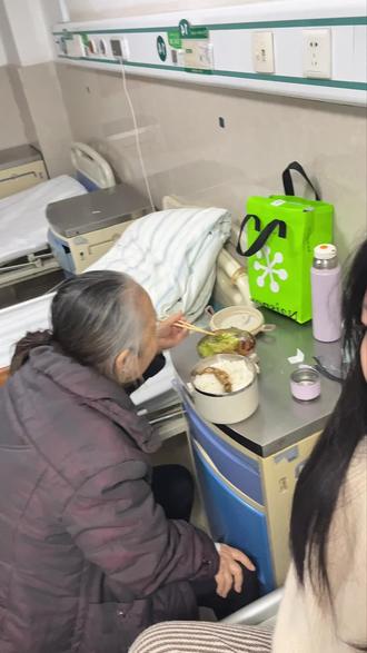 在医院陪床,笑死,织女根本不会无聊。
#住院那些事 #织女的日常 #钩织围巾 #无聊 #打发时间