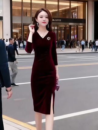 这款酒红色连衣裙,采用丝绒面料,质感细腻。V领设计优雅大方,侧边开叉增添灵动,胸前精致胸针点缀,尽显精致感。长袖适配多场景,版型能很好展现身形,是提升气质的不错选择。