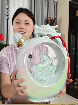 这款陶瓷坛收藏美酒太漂亮了!摆在家中瞬间提升格调。送礼自用两相宜 #白酒#好酒推荐#纯粮酒 #好喝不贵