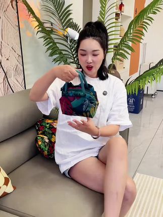 这种大小的包太适合妈妈们去菜场,打麻将装个手机钥匙了,关键真的巨精致#出门便携包 #结实耐用 #大容量