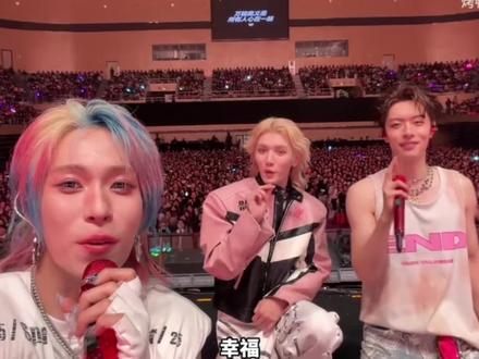 “这首歌叫《LOVE》,虽然它是fuck love,但是我们最后的手语在表达我们真正的心意。我相信在生活中有些地方你无法在当时的境况顺遂自己,但是没关系的,总有人在角落里爱你。”
#oner狂欢巡演日记 #oner #灵超 #岳岳pinkray #木子洋